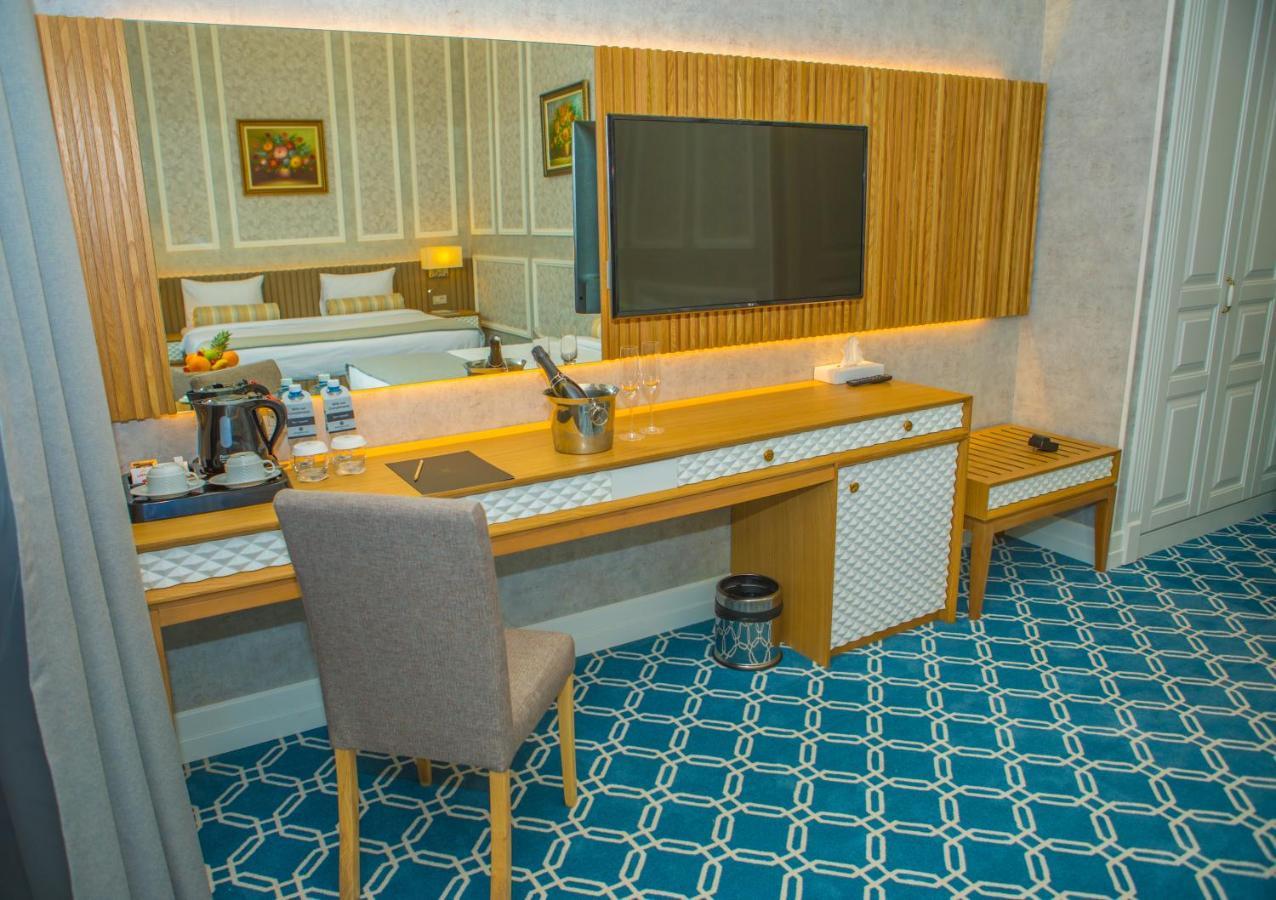 Promenade Hotel Baku Bagian luar foto A room at the hotel