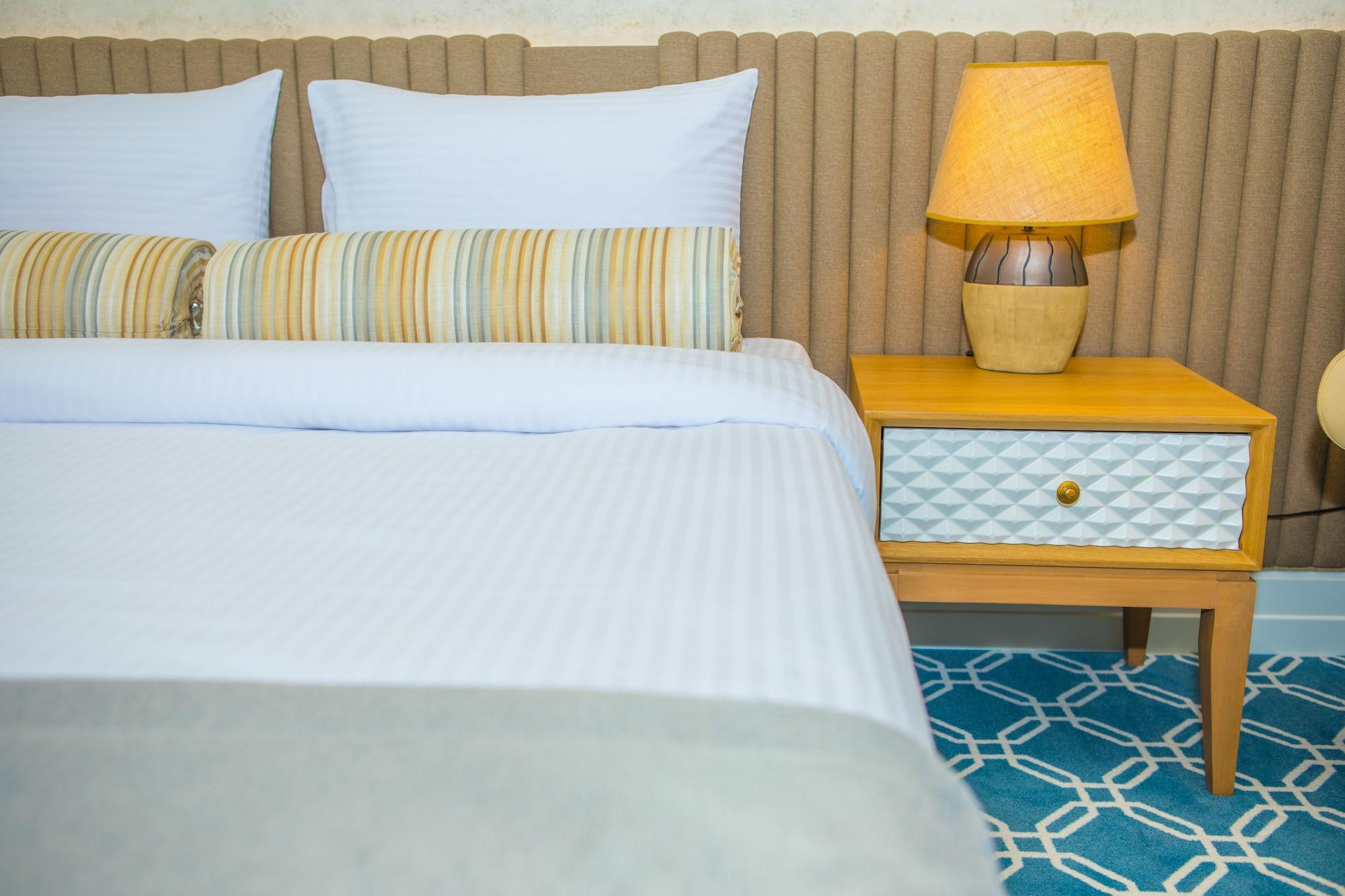 Promenade Hotel Baku Bagian luar foto A bedside table