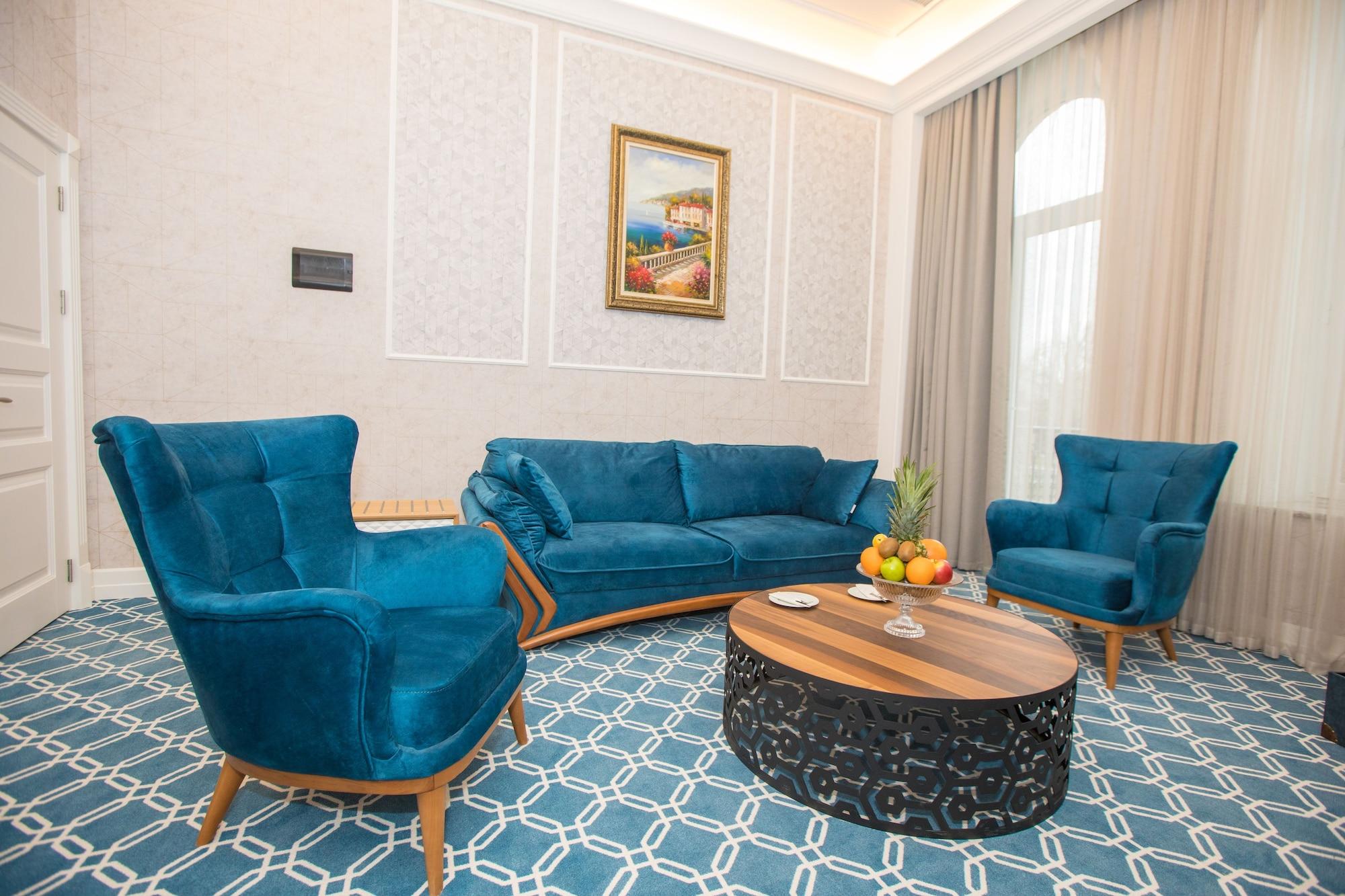Promenade Hotel Baku Bagian luar foto A living room in a hotel