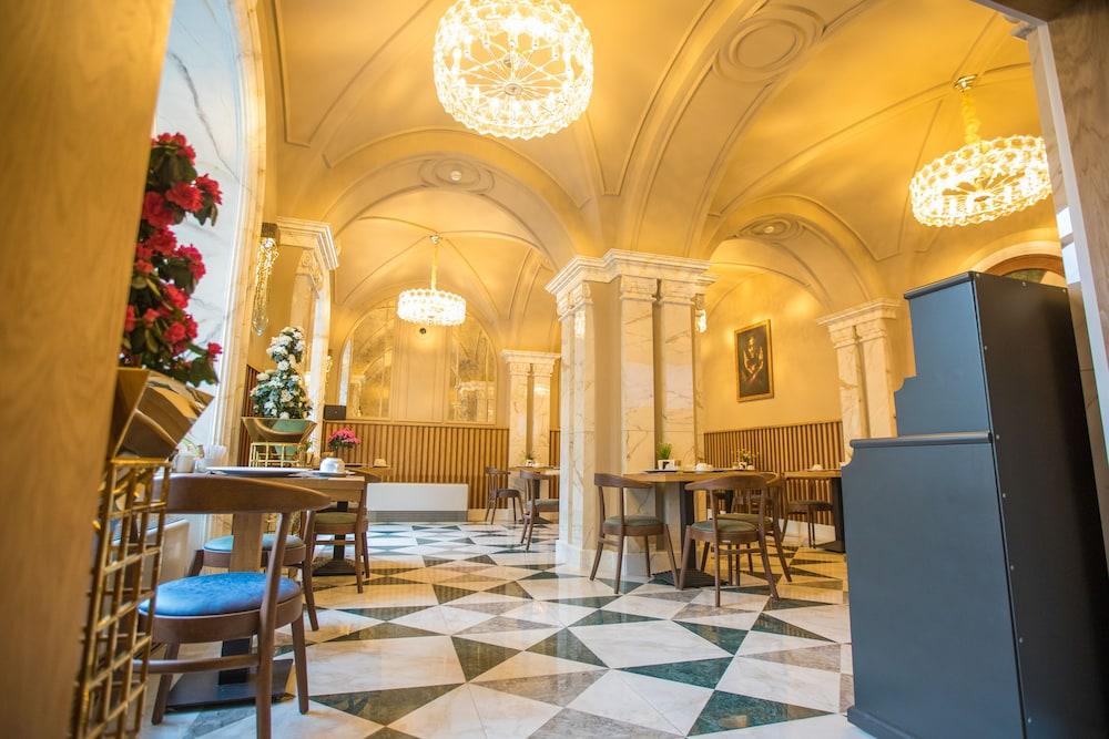 Promenade Hotel Baku Bagian luar foto The interior of the church
