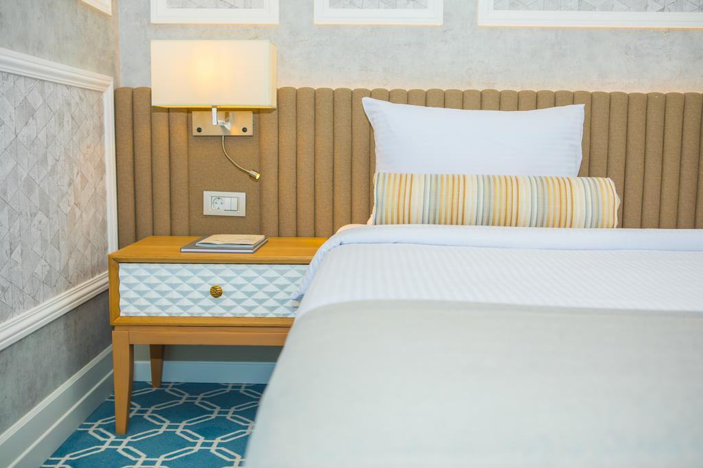 Promenade Hotel Baku Bagian luar foto A bedside table