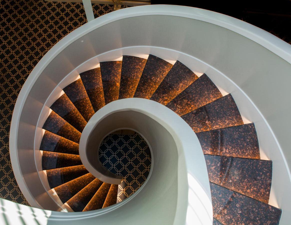 Promenade Hotel Baku Bagian luar foto Spiral staircase
