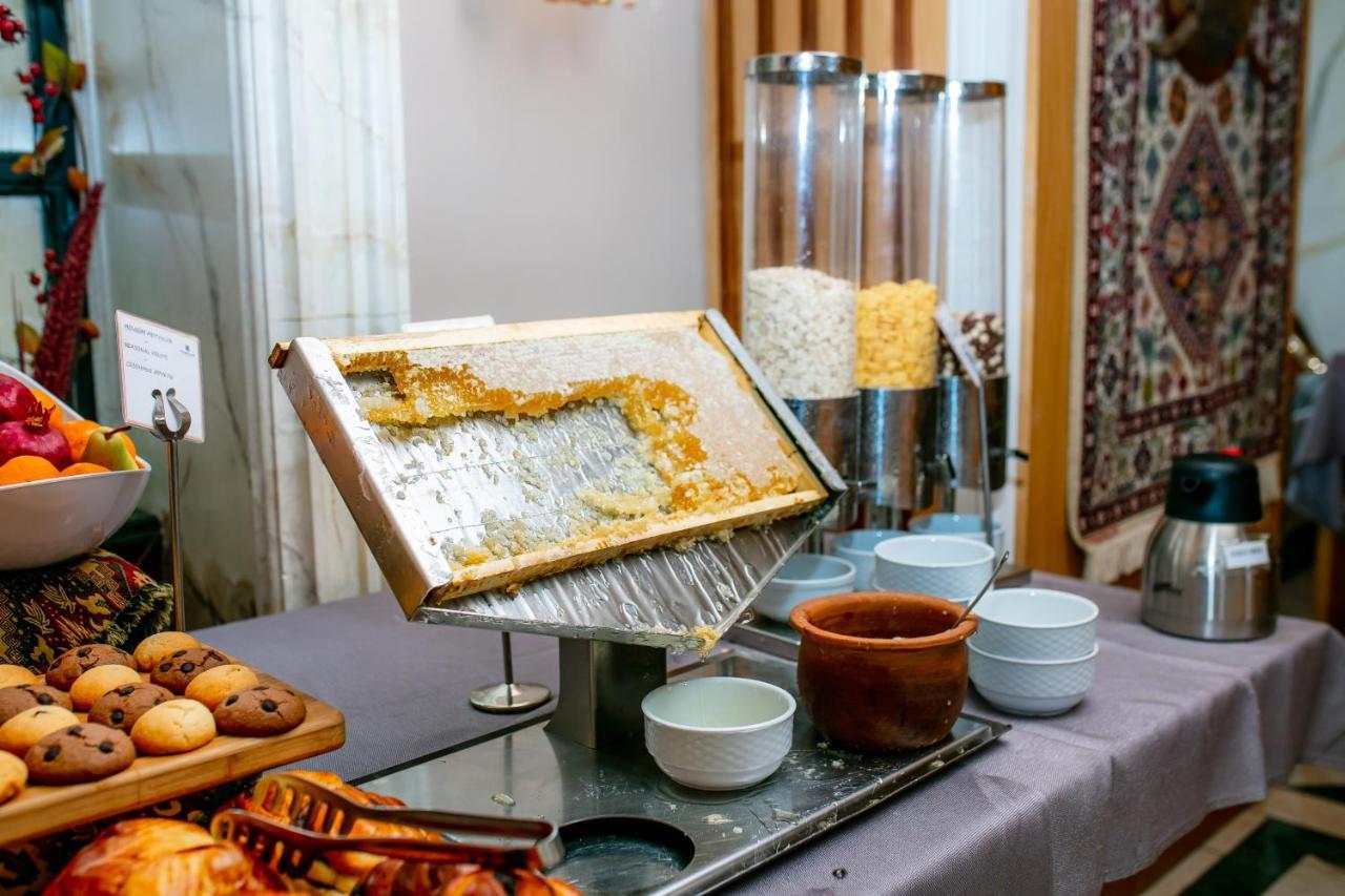 Promenade Hotel Baku Bagian luar foto A honey dispenser