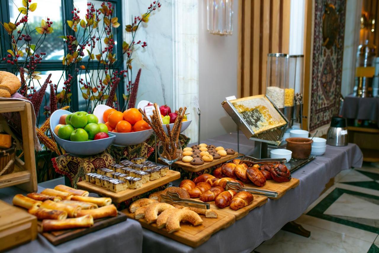 Promenade Hotel Baku Bagian luar foto A buffet at a hotel