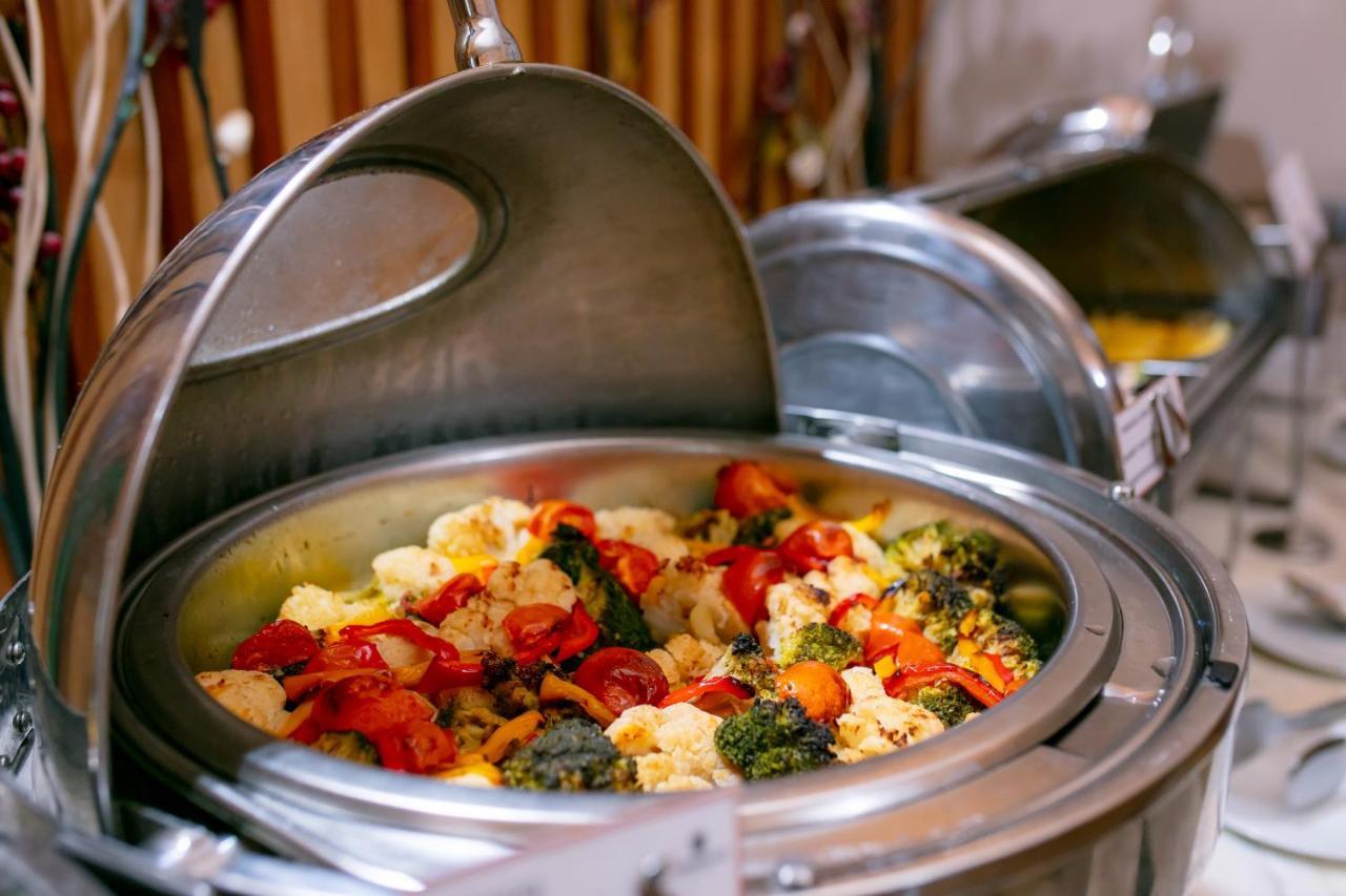 Promenade Hotel Baku Bagian luar foto A chafing dish