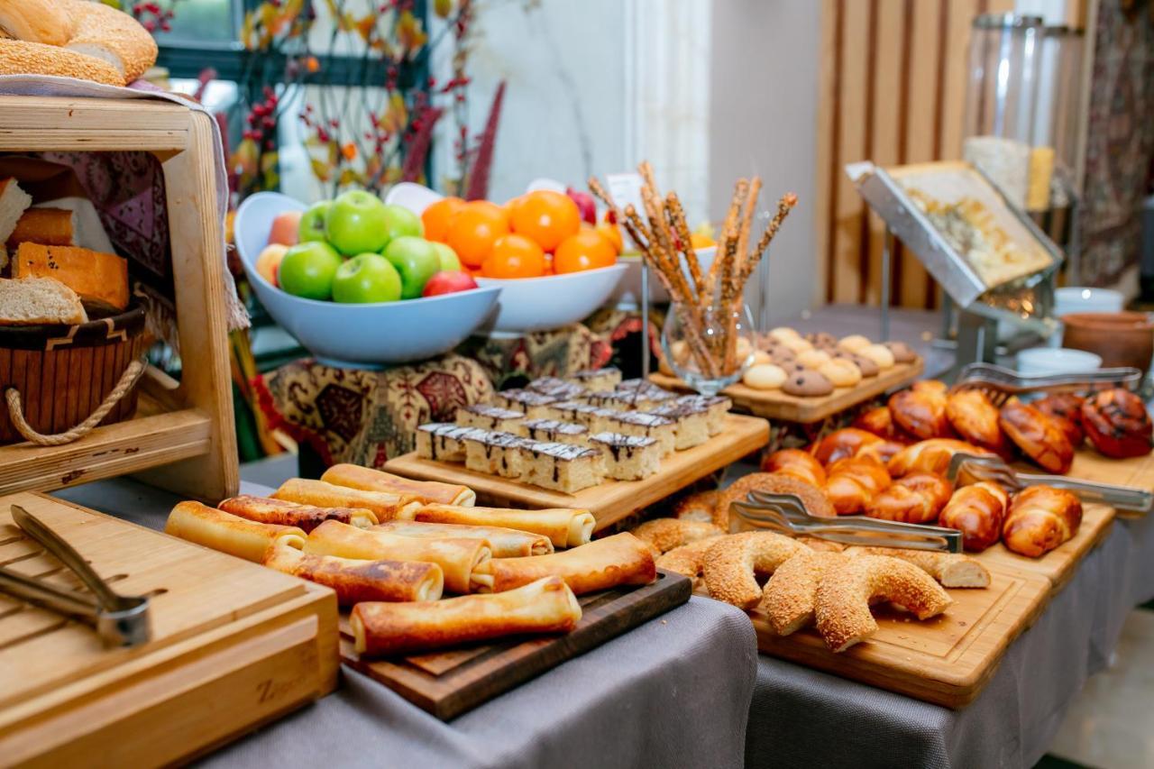 Promenade Hotel Baku Bagian luar foto A buffet