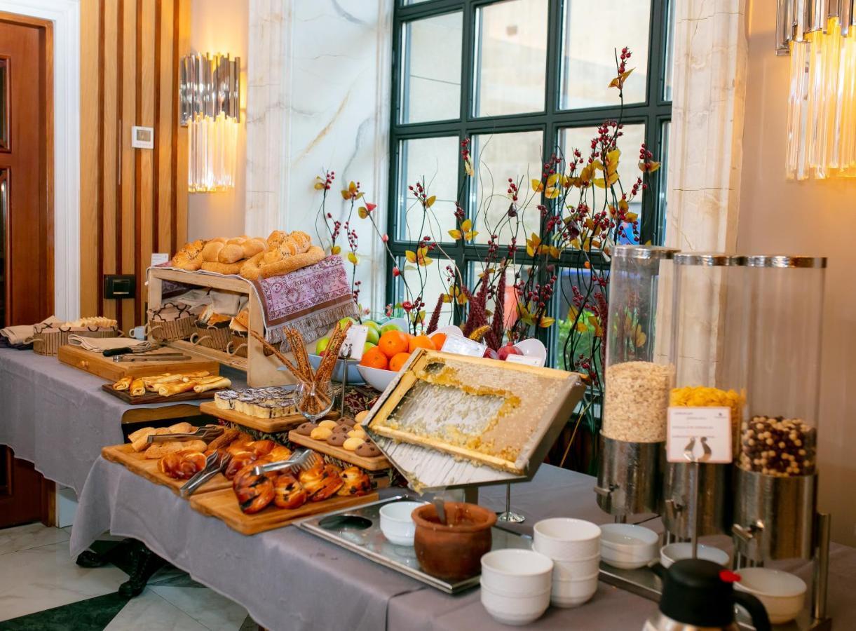 Promenade Hotel Baku Bagian luar foto A breakfast buffet