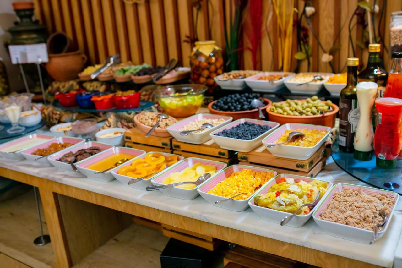 Promenade Hotel Baku Bagian luar foto A breakfast buffet
