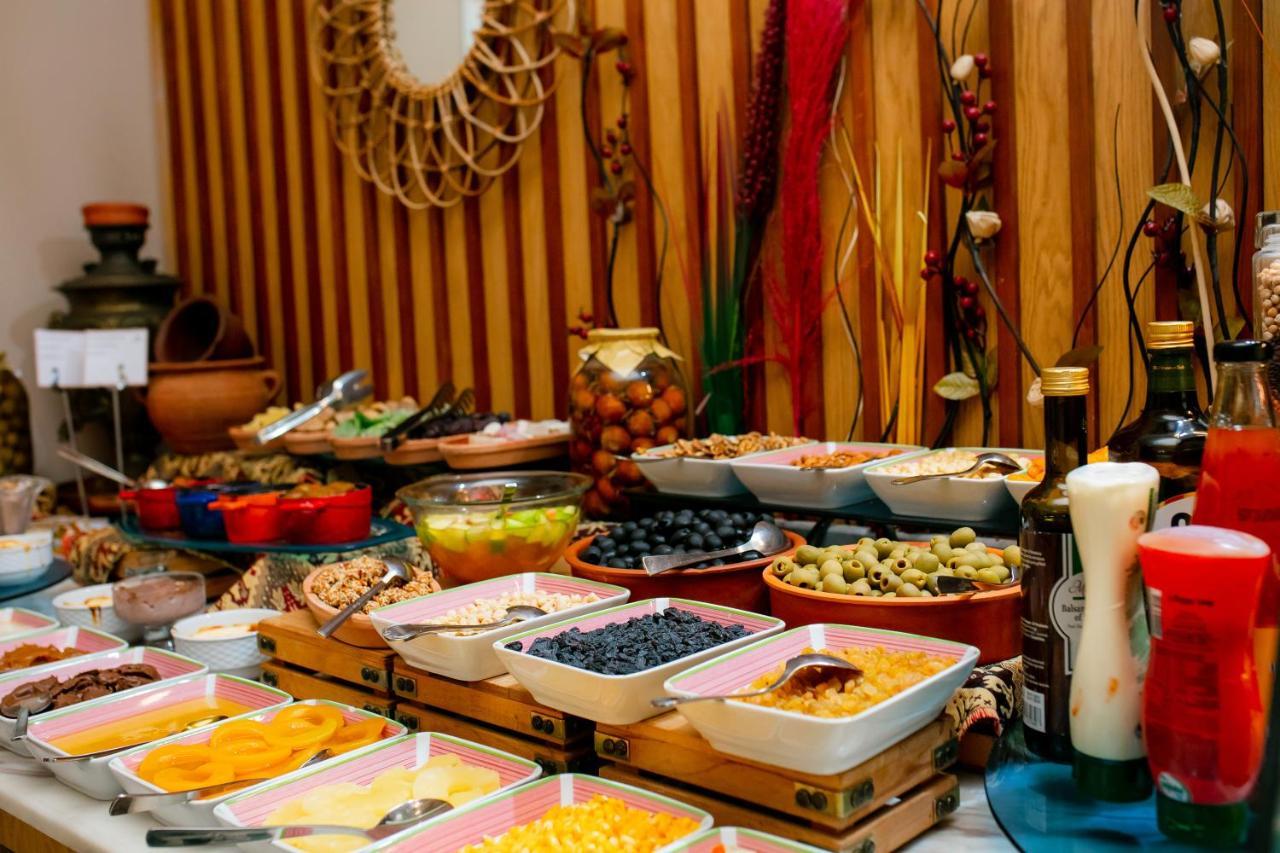 Promenade Hotel Baku Bagian luar foto A buffet