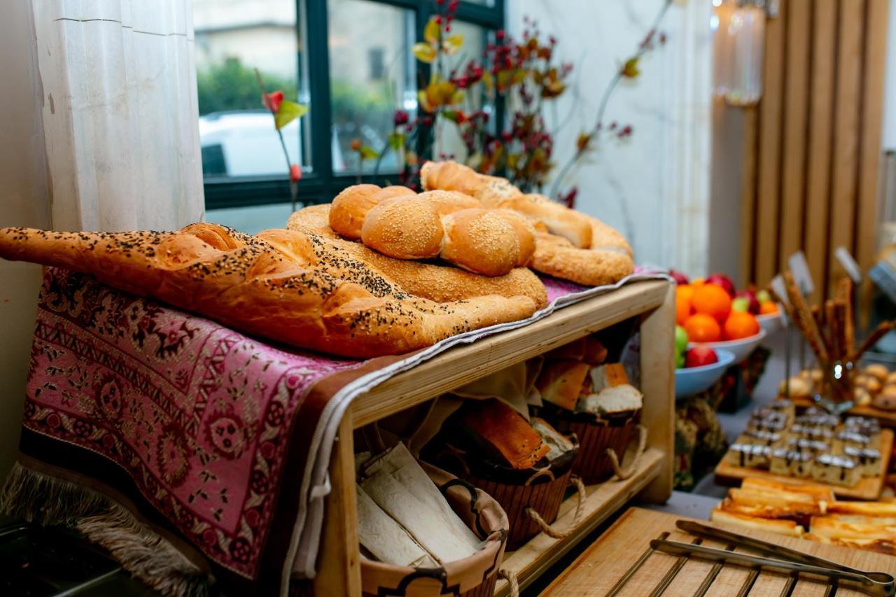Promenade Hotel Baku Bagian luar foto Shabbat bread