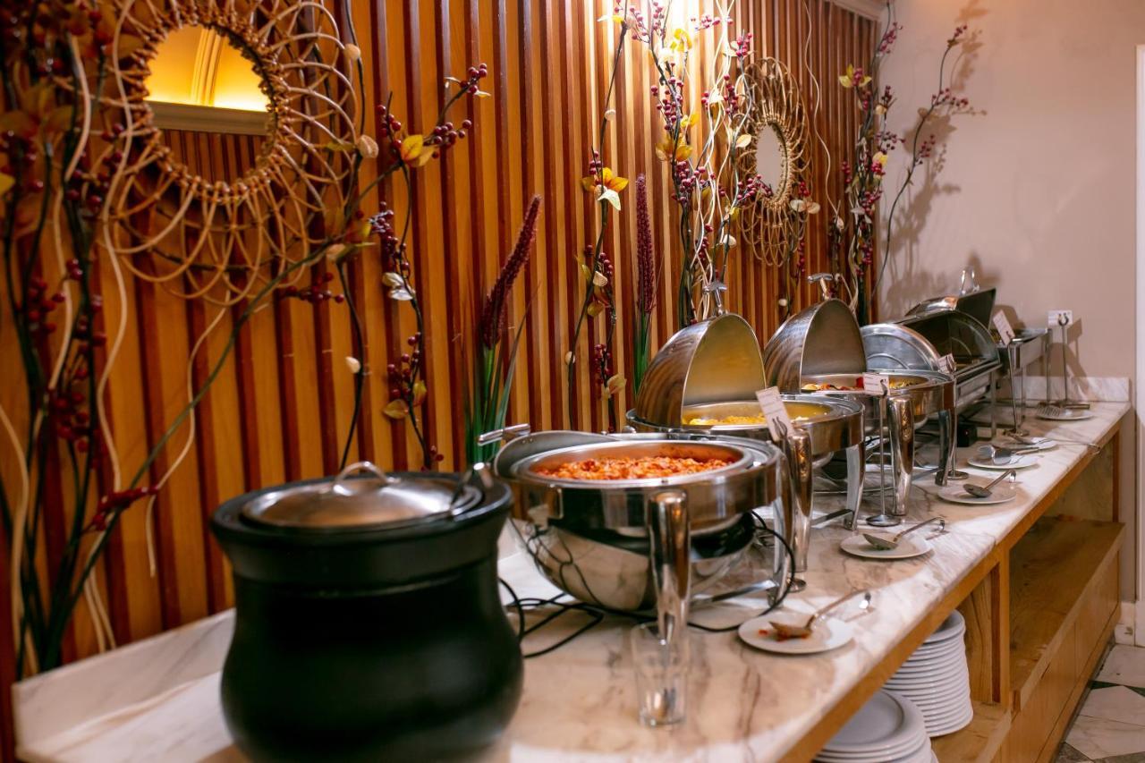 Promenade Hotel Baku Bagian luar foto A buffet at a hotel
