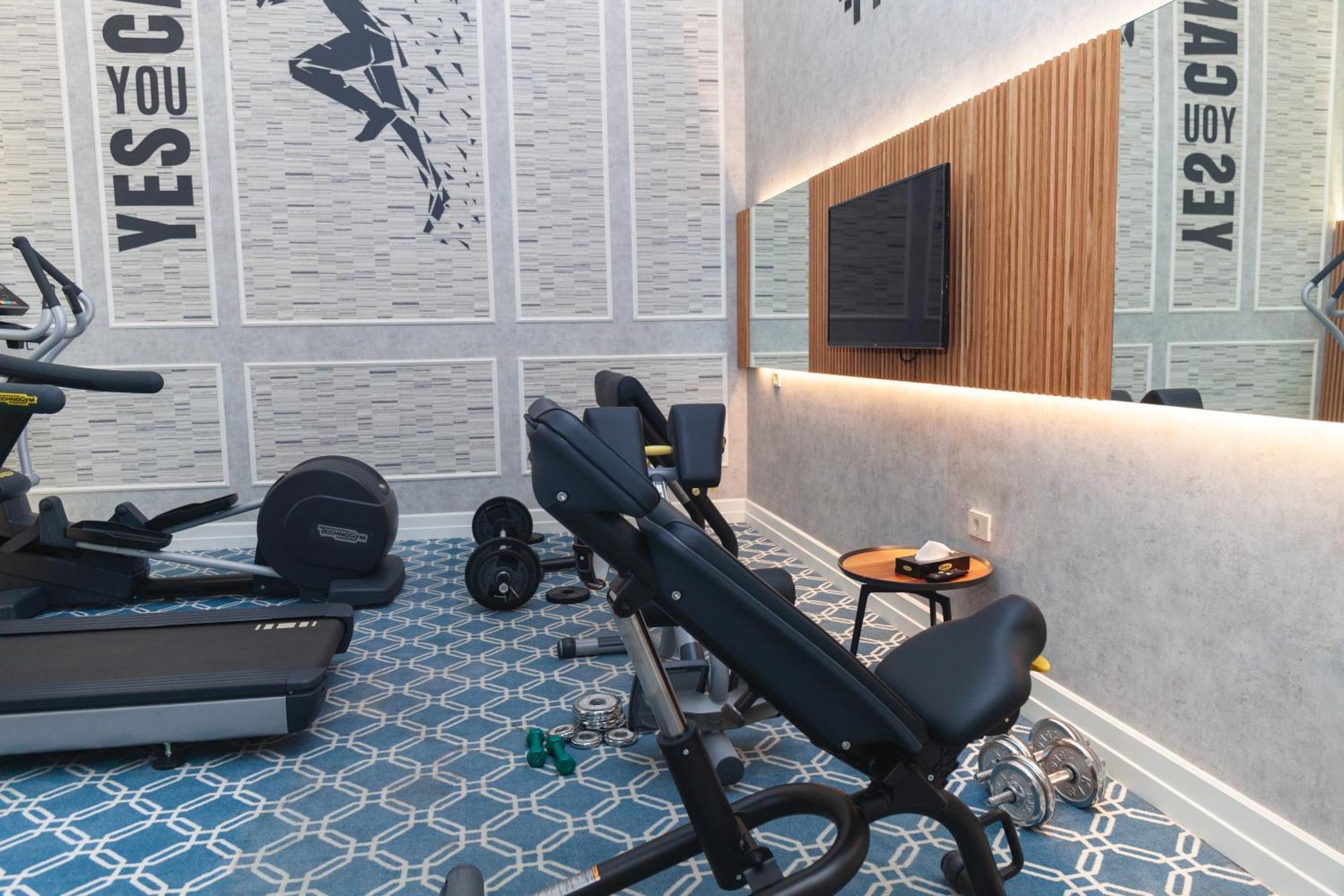 Promenade Hotel Baku Bagian luar foto The gym at the hotel