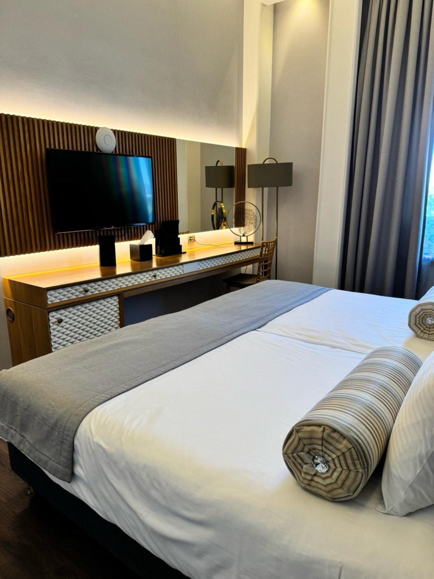 Promenade Hotel Baku Bagian luar foto A bedroom at the hotel