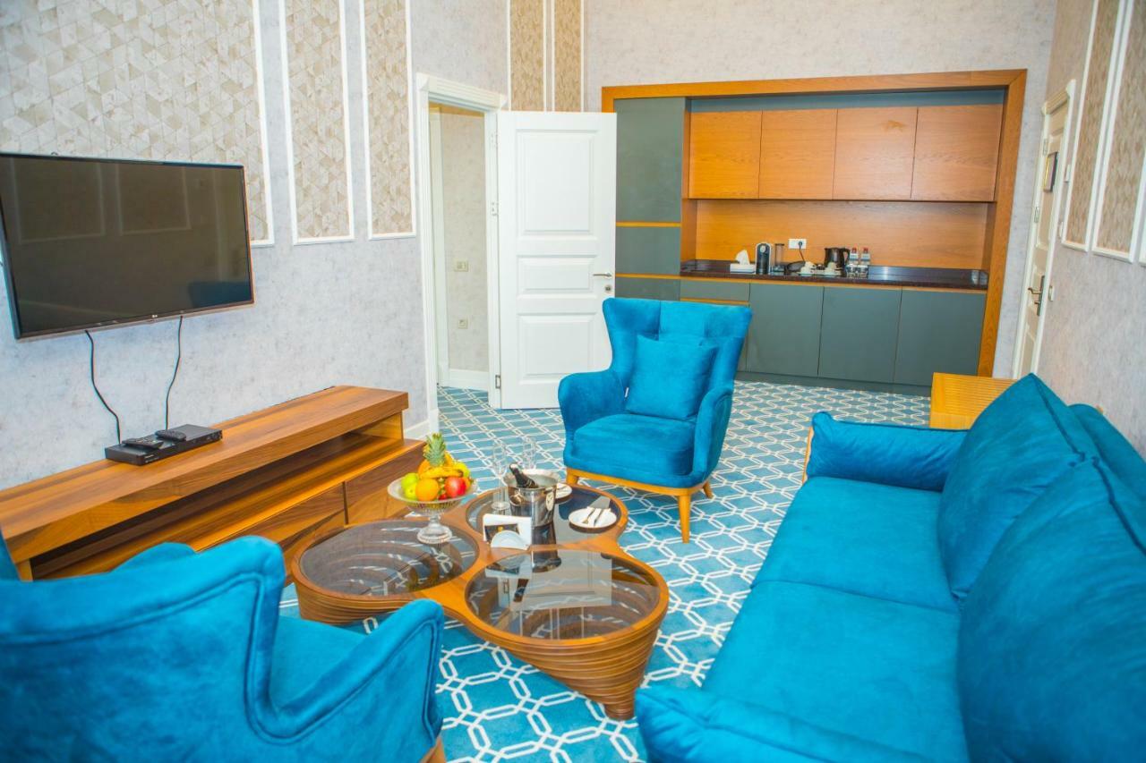 Promenade Hotel Baku Bagian luar foto A living room in a hotel