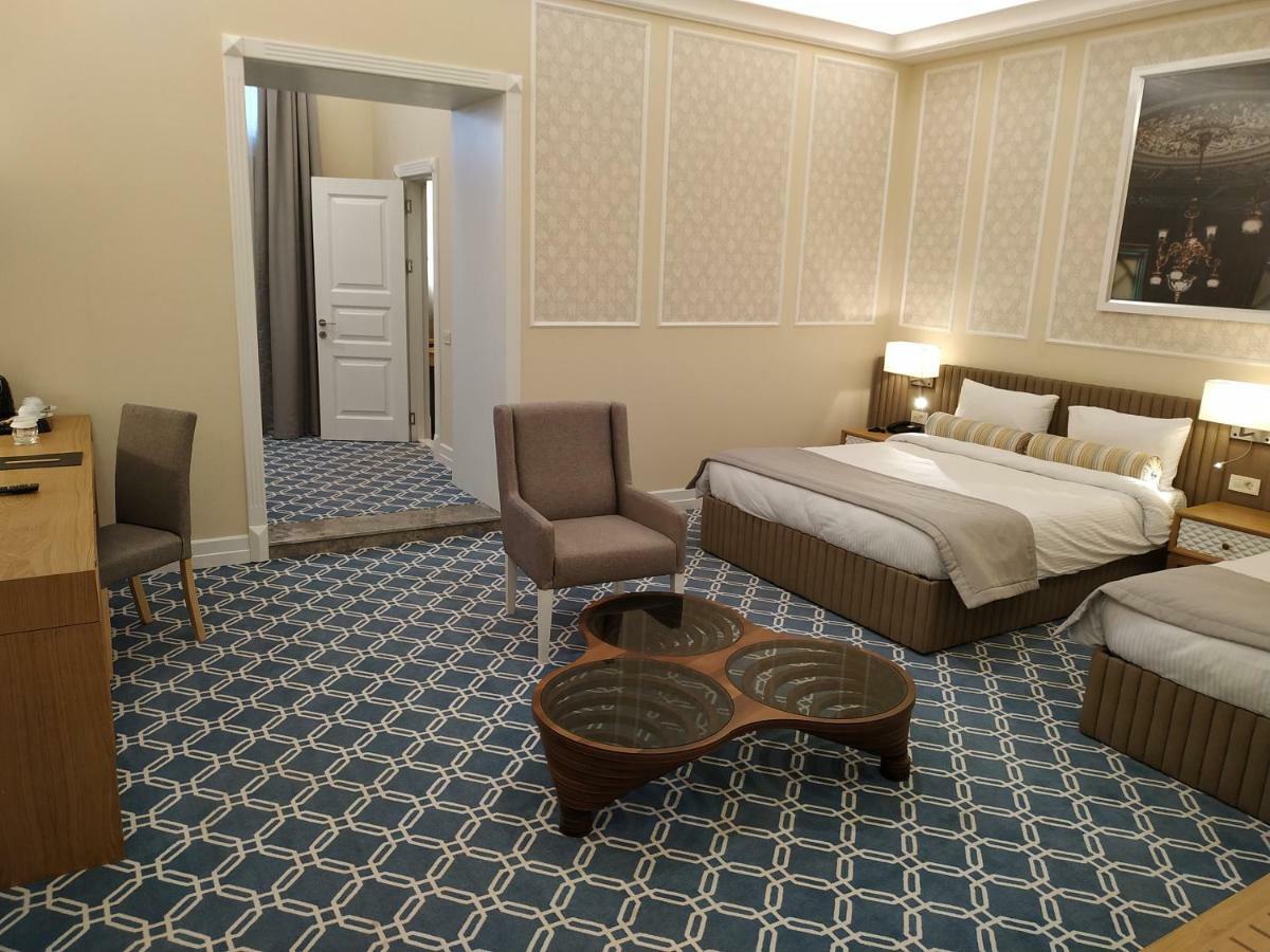 Promenade Hotel Baku Bagian luar foto A room at the hotel